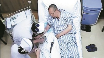 刘晓波上月传出确诊罹患肝癌末期，从监狱转到医院接受治疗，日前传出他接受检查的画面。