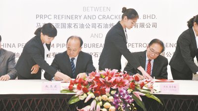 中国石油管道局总裁赵玉建（左）和国油高级福总裁兼PRPC公司首席执行员黄希雄，代表两家公司签约。