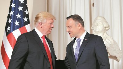 访问华沙出席“三海倡议”峰会的美国总统特朗普（左），周四与波澜总统杜达举行会晤。