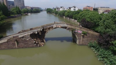 浙江省杭州下城区上塘河上的欢喜永宁桥，因连日暴雨在周四发生垮塌，所幸无人员伤亡。欢喜永宁桥建于清乾隆三十五年（1770年），是杭州市级文物保护单位。