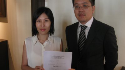 朱韵屏（左起）已通过律师翁智凯入禀高庭，起诉该房地产仲介公司。