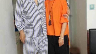 最新流传的照片显示，穿著病人服的刘晓波面容消瘦，他和妻子刘霞相拥微笑。但照片不知是何日拍摄。