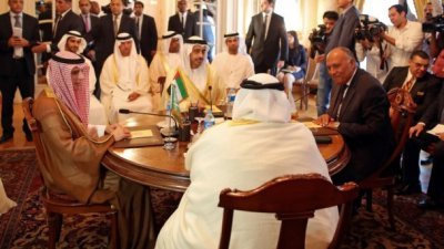 多国外长开会，圆桌最右者是沙特外交部长朱比尔。