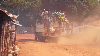 中非共和国有载人货车翻车，造成重大伤亡。图为当地用以载人的货车。