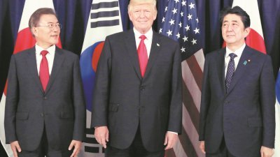 韩国总统文在寅（左起）、美国总统特朗普和日本首相安倍晋三，周四在德国汉堡举行首脑峰会，商讨朝核问题。
