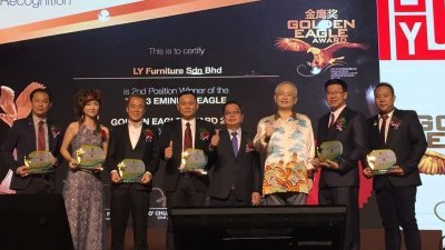 魏家祥（右3起）在蔡春才陪同下颁发“马来西亚品牌认证奖”予峇株巴辖6家获奖企业。图为获奖企业代表接领奖项，左起为郭縯溗、陈莉焮、陈贵材、林喜长、蔡志贤与刘文杰。