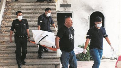 警方科学鉴证组人员，把在废置的佳必多戏院楼上发现的尸体抬下楼，准备送往马六甲中央医院进行解剖。