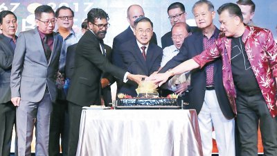 邱鼎力（前排左起）、阿克巴、林国文、刘远芳、刘瑞裕和 曾国城，出席马来西亚塑胶厂商公会周年庆晚宴时，一起切 蛋糕庆祝公会成立50周年