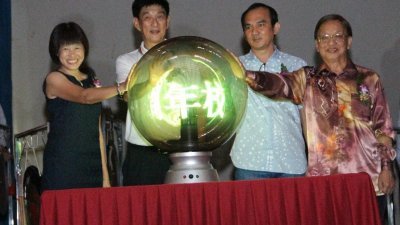在中化105周年校庆晚宴上，林明才（左2）与赞助人吴少玲（左起）、林金本与林培添一同进行亮灯仪式。