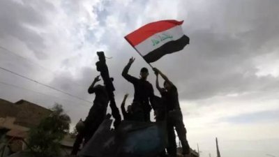 伊拉克快速反应部队在IS摩苏尔的老城庆祝胜利。