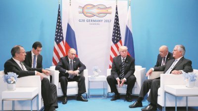 美国总统特朗普（右3）周五在G20峰会上，与俄罗斯总统普京（左3）举行双边会谈时，提及两国将成立网络安全小组。