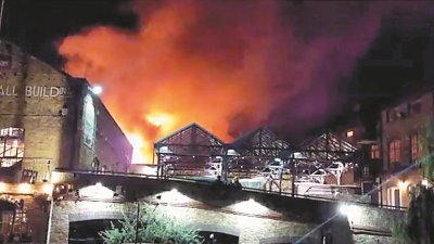 英国伦敦卡姆登市集周一凌晨发生大火，现场图片可见火势十分猛烈，橙红火光照亮整个夜空。