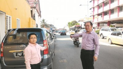 黄伟益（右）与槟岛市议员王宇航透露，柴头路部分停车格将取消，以舒缓交通问题。