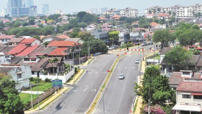 17/47主要大路来往方向，各有3条车道共6条车道通行，是衔接灵市哈拉班路与吉隆坡西部疏散大道的第二期道路提升工程。（摄影：邱继贤）