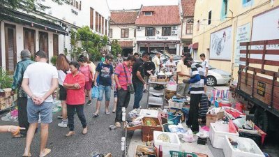 海山街跳蚤市集每周日上午都吸引众多游客与古董爱好者的光顾，使到整条老街充满活力。