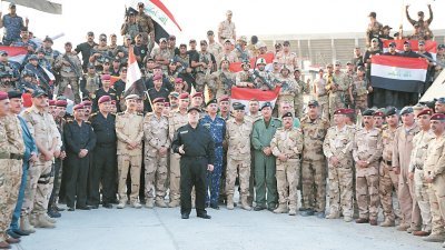 伊拉克政府宣布解放摩苏尔绝大部分地区，但仍有残余的IS分子挟持平民做人盾死守，伊拉克总理阿巴迪（中前）亲往战场督战。