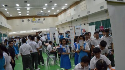 钟灵独中的学生参观该校举办的升学展，了解毕业后的升学选择。