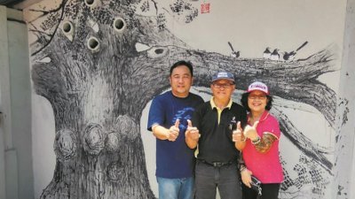 太平首幅以中国水墨画方式呈现的壁画大功告成。左起程文钟与韩彪和李月葵夫妇分享喜悦。