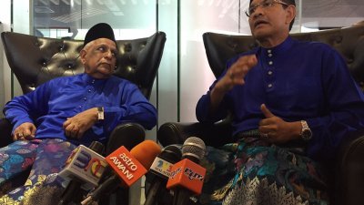 再纳阿比丁（右）与慕沙在记者会上，促请希望联盟领袖提防在过去50年一直反复“U转”的马哈迪。