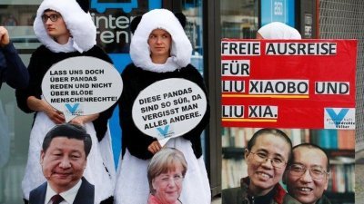 刘晓波的状况在世界引起关注。中国国家主席习近平上周到访德国时，示威者呼吁中国政府让刘晓波夫妇离开中国。 