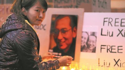 在澳洲悉尼，藏民组织周三在中国大使馆外举行烛光会声援刘晓波。
