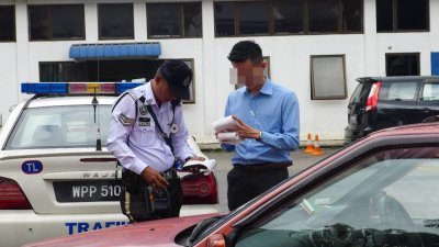 华裔司机（右）因拖欠约百张交通罚单，交警重新打印交通罚单，并促请对方在两个星期内缴还所有罚单，否则被提控上庭。