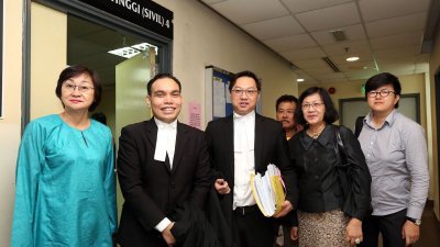 黄祥銮（左起）、沙鲁佐汉、潘伟斯及玛莉亚陈在聆审后，召开新闻发布会。
