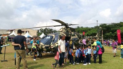 马来西亚武装部队第七步兵旅举办为期3天的迷你嘉年华，参观民众可在现场试乘我国海陆空三军所使用的直升机。