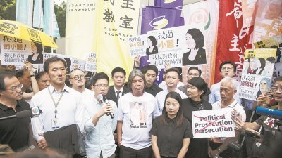 失去香港立法会议员资格的姚松炎（左2起）、罗冠聪、梁国雄和刘小丽，周五在高等法院宣布裁决前，在法院外会见支持者，并回应传媒记者提问