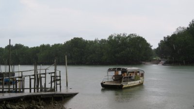 仅相隔一条河的武吉不兰律下过港码头及双溪比力，摆渡成为两岸两州居民来往的捷径。