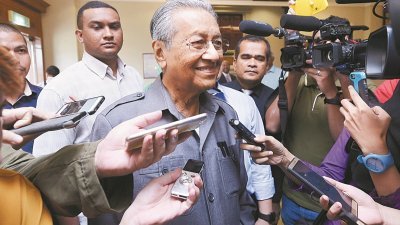 敦马哈迪（中）到吉隆坡法庭出庭供证后，受到媒体追访希望联盟的课题。