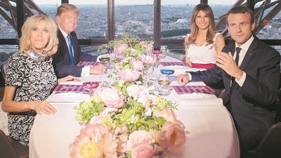 法国总统马克龙周四晚在巴黎埃菲尔艾菲尔铁塔上的米其林一星餐厅，宴请到访的美国总统特朗普夫妇。马克龙表示，这场晚宴是“朋友间的晚餐”。
