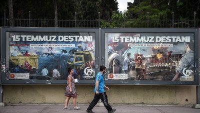 土耳其去年发生的未遂政变周六迈入一周年，伊斯坦堡的街道上可见张贴了大型的官方海报，以“7月15日的传奇”为题，庆祝政变失败。