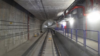 参与捷运地下工程的年轻工程师们指出，地下车站工程的最大挑战，是要横跨隆市独特的地质，包括肯尼山和石灰岩地质。图为捷运地下通道。（摄影：伍信隆）