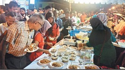 马六甲希望联盟开放门户活动获3大种族参与，市民有秩序地排队拿美食。