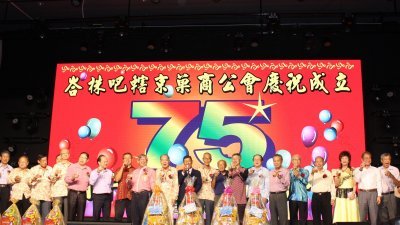 林汉生（前排左9起）与陈鹏善在峇株巴辖京果商公会，庆祝成立75周年联欢宴会上一同进 行敬酒仪式。右3为郭明发。