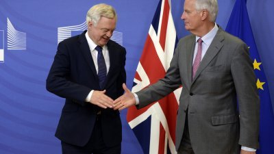 英国和欧盟周一在比利时布鲁塞尔，就脱欧问题进行新一轮会谈。代表特丽莎梅政府的英国脱欧事务部长戴维斯（左），在会谈召开前，与欧盟脱欧谈判首席代表巴尼耶握手。