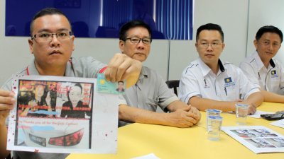 杨凯亮（左）展示阿窿所留下印有欠债人照片、轿车及大马卡号码的纸张，惟里面的资料都不属于他。左2起是杨亚添、罗添权及梁智伟。