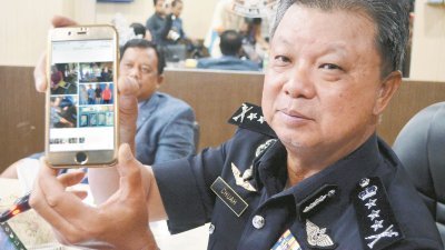 蔡义来出示警方充公的平板电脑及手机等网上赌博工具，拆穿赌博集团的新花样。