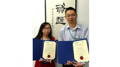 胡雪桦（左）及黄义杰分别获中文组首奖和安慰奖。