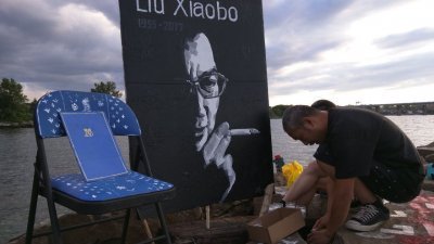 维权人士温云超于美纽约海岸线摆放空椅子祭悼刘晓波。
