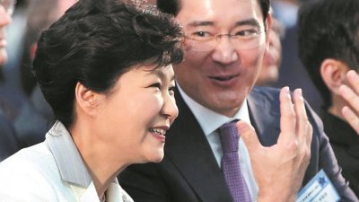 2015年5月7日，朴槿惠（左）与三星电子副会长李在镕在一场活动上交谈；新发现的文件，可能影响两人的命运。
