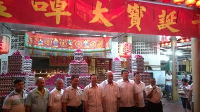 林峰成（左4起）、林冠英、彭文宝、陈治中等在理事会陪同下，与1 0万零9 0 9粒红鸡蛋堆叠而成的鸡蛋塔合影。