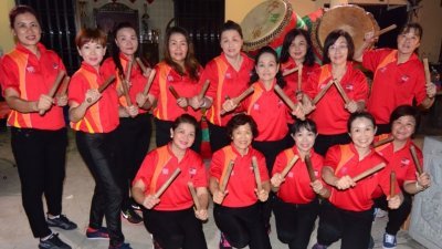 麻坡关圣宫龙狮团姐妹团廿四节令鼓队成员首度亮相，引人注目。
