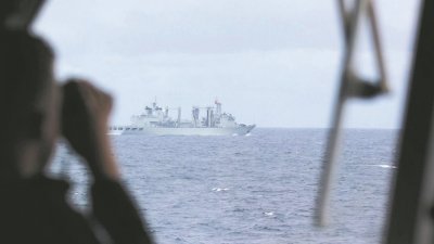 中俄“海上联合-2017”演习，中国首次派出“合肥”号、“运城”号、“骆马湖”号等军舰加入演练，碰巧在北海遇到北约舰队。 