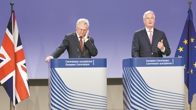 英国脱欧事务部长戴维斯（左）和欧盟脱欧谈判首席代表巴尼耶，在周四脱欧谈判结束后召开记者会。
