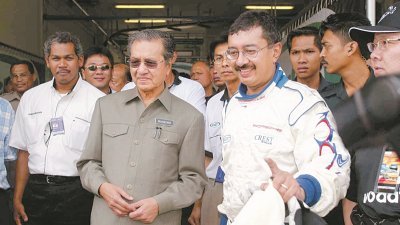 马哈迪声称，公开对抗纳吉后，经商的儿子莫扎尼面对干扰。莫扎尼（右）已在2016年辞去担任了13年的大马雪邦国际赛车场主席职。（档案图）
