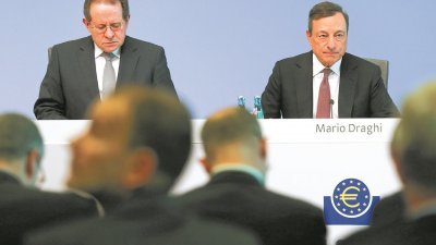 德拉吉（右）表示，欧央行将于秋季讨论购债计划的未来。