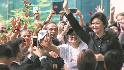 泰国前首相英叻周五到曼谷法院，出席白米案最后一场被告证人听证会。民众聚集在法院外给予支持，英叻面带笑容向支持者挥手致意。