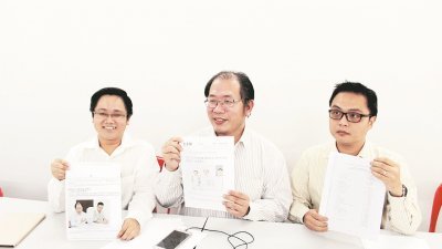 王宇航（左起）、黄伟益及2016庙会活动公司首席执行员尤祖吉周五公开2016年庙会账目。